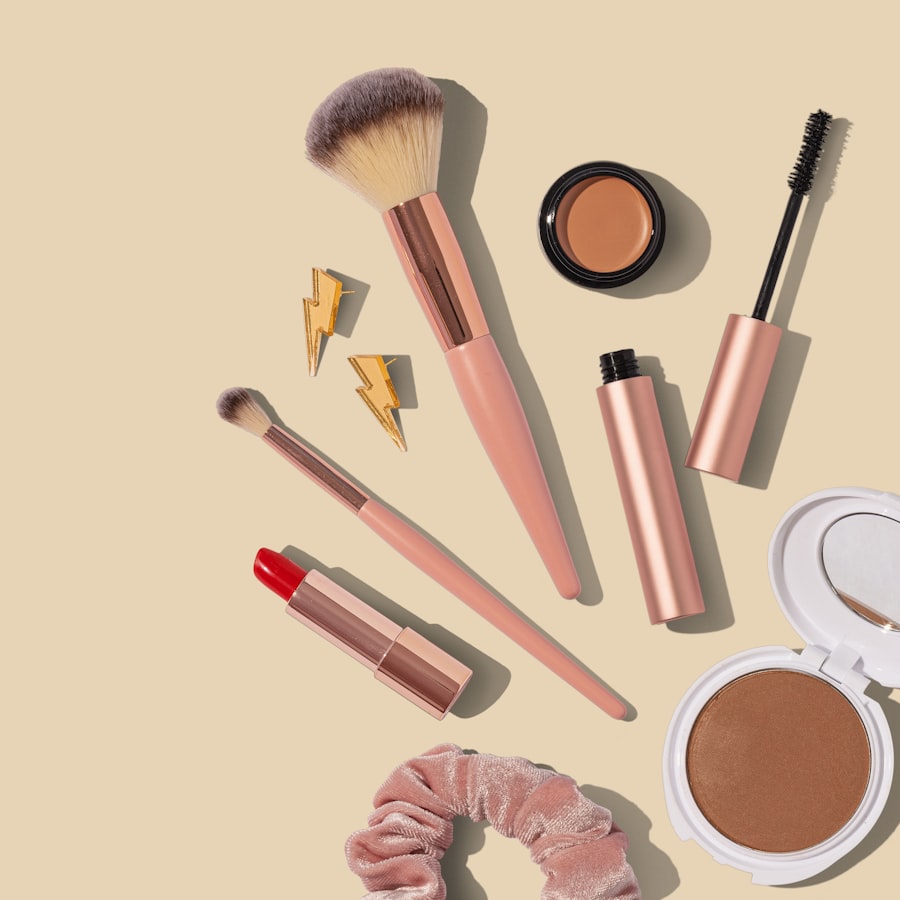 Pennelli, rossetto e make-up su un piano