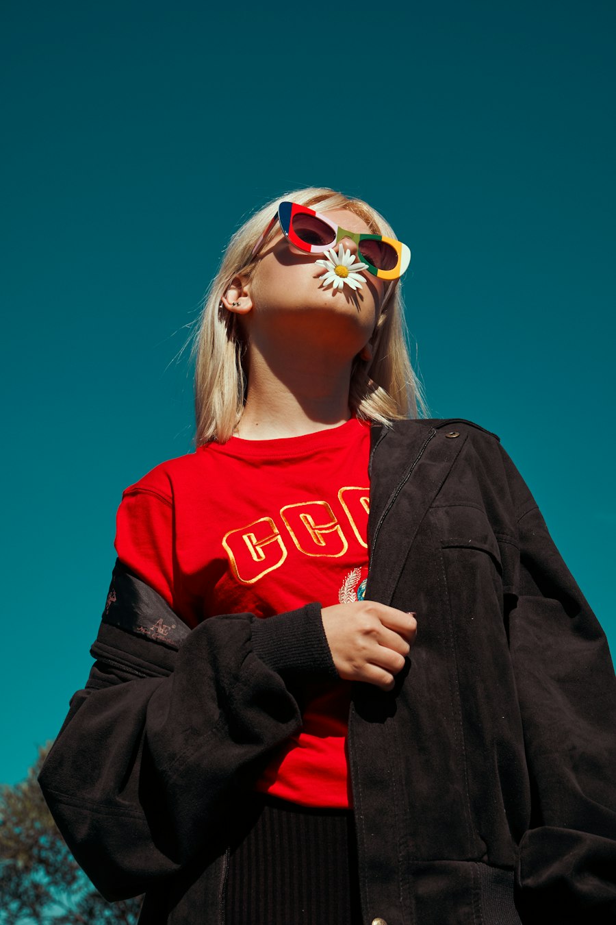 Ragazza con occhiali da sole e giacca nera