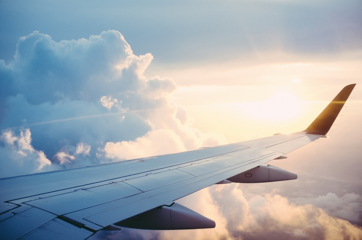 Ala di un aereo in volo al tramonto